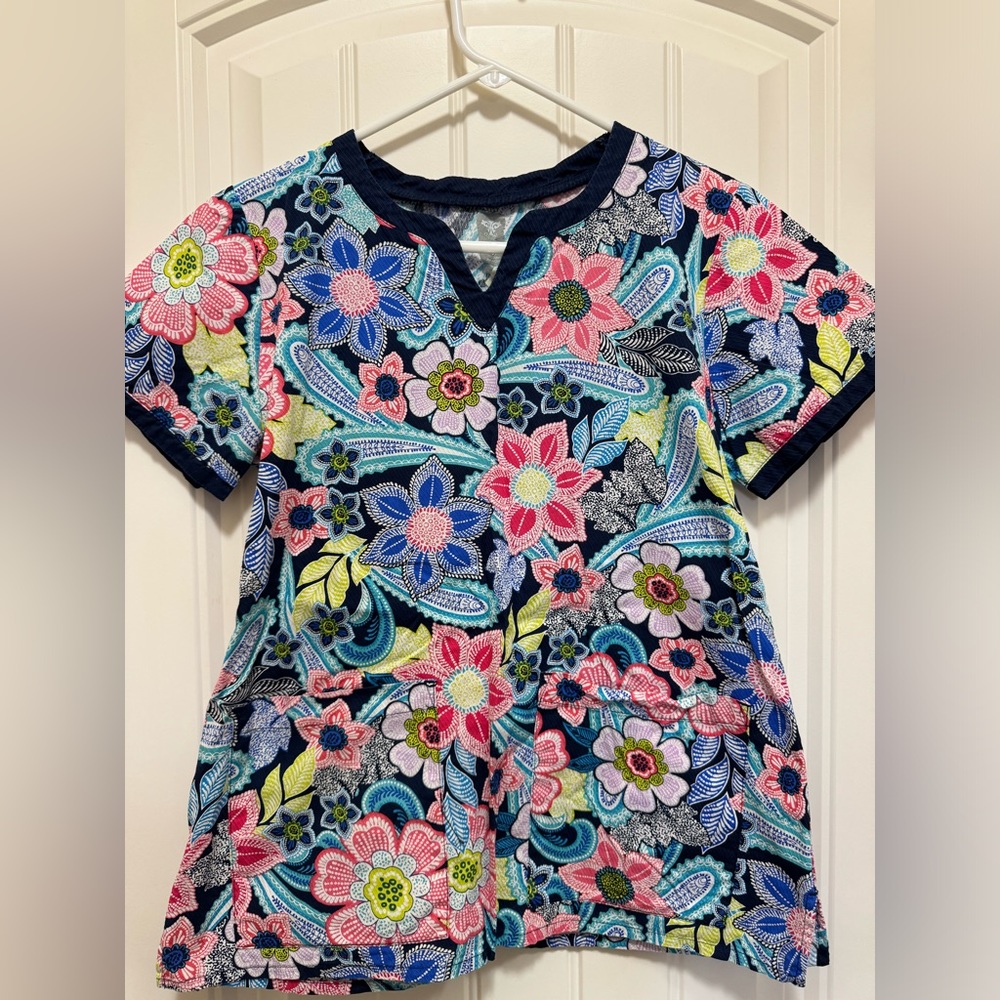 Med Couture women’s scrub top size small